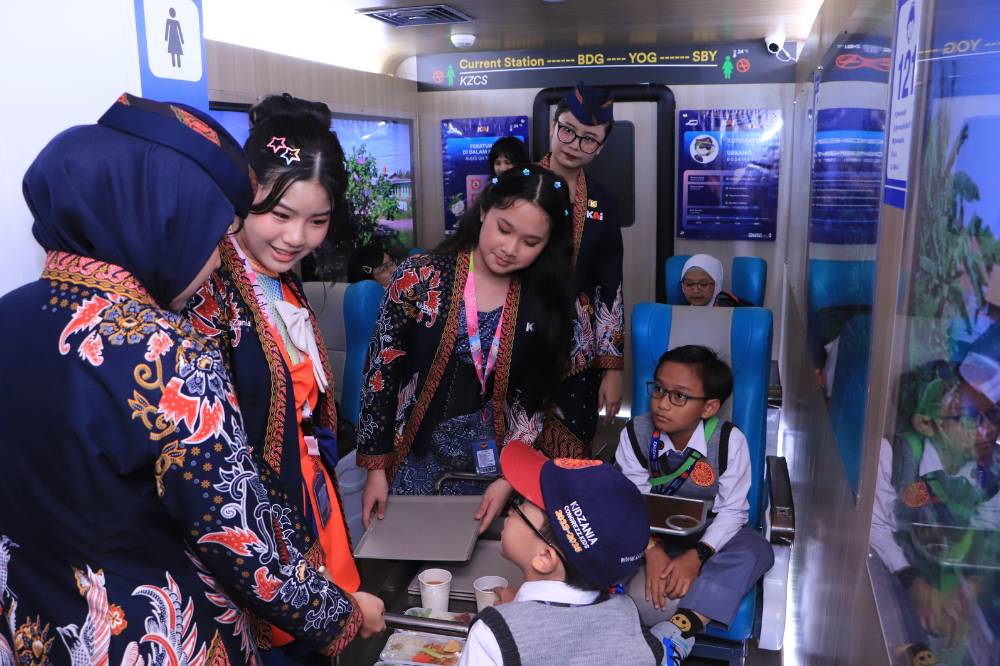 Simulasi petugas kereta di Kidzania