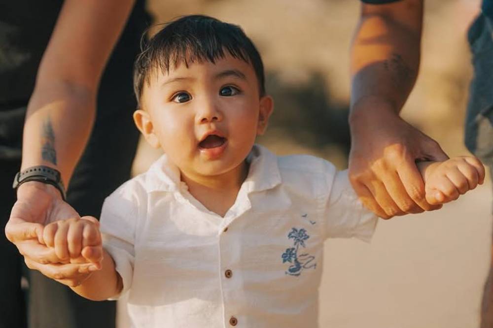 Foto Bahagia Elio Anak Joshua Suherman saat Liburan 7.png