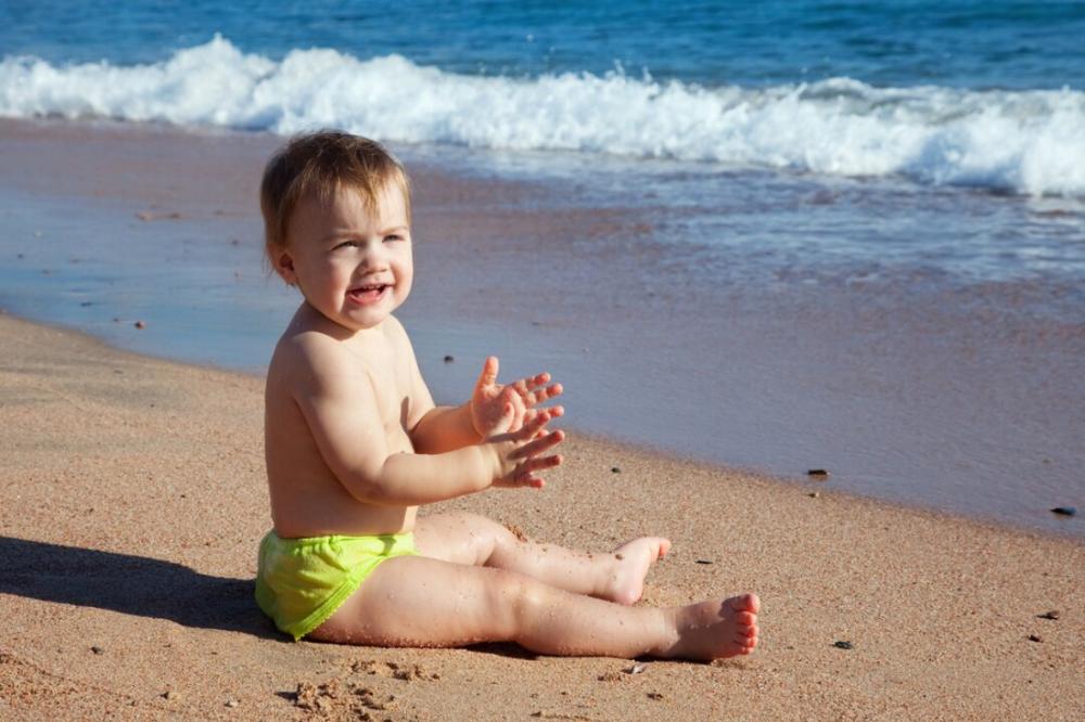 Benarkah Main ke Pantai Bisa Kurangi Risiko Batuk Pilek pada Anak?