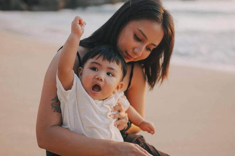Foto Bahagia Elio Anak Joshua Suherman saat Liburan 4.png