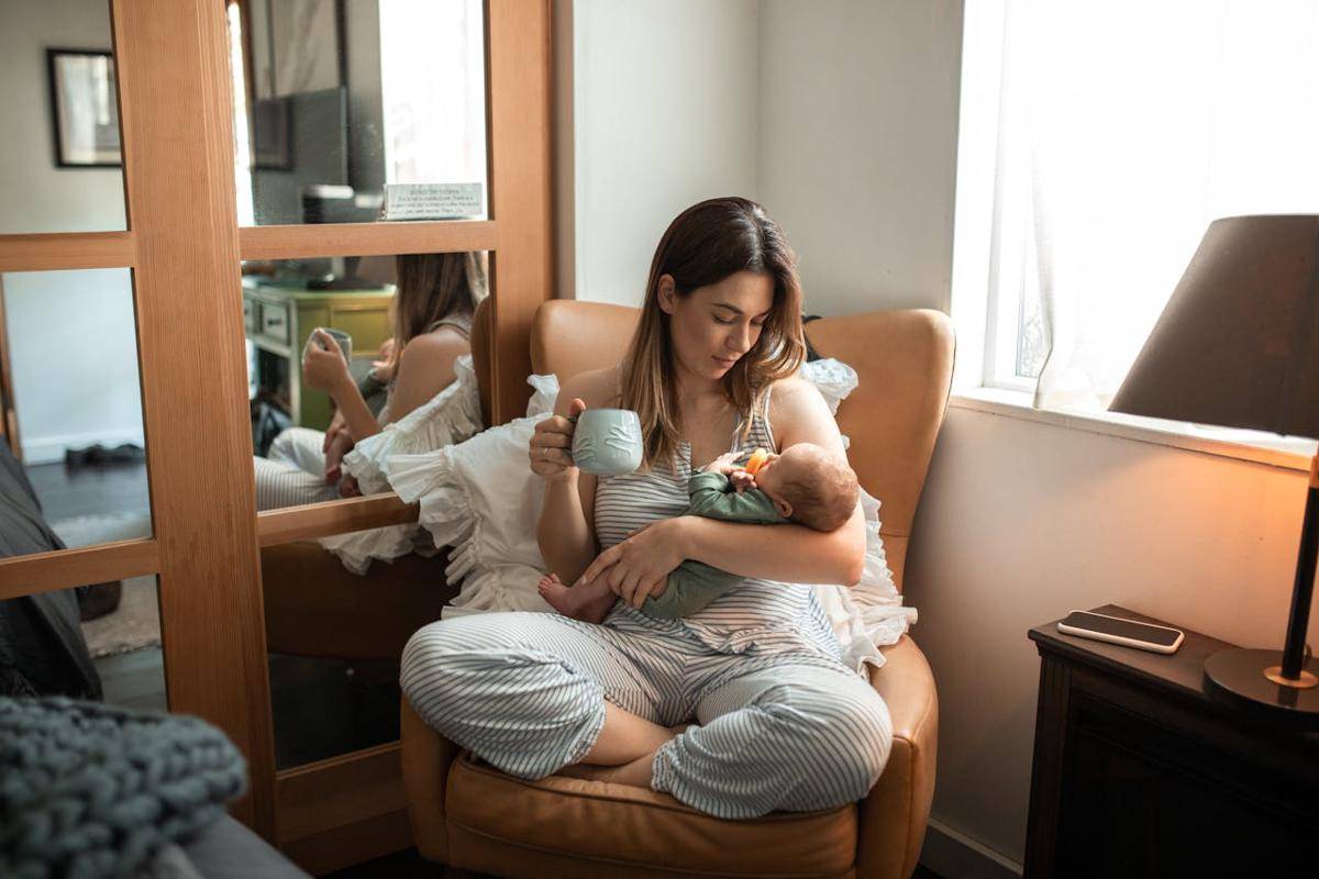 ilustrasi ibu menyusui sedang minum (pexels.com/RDNE Stock project)