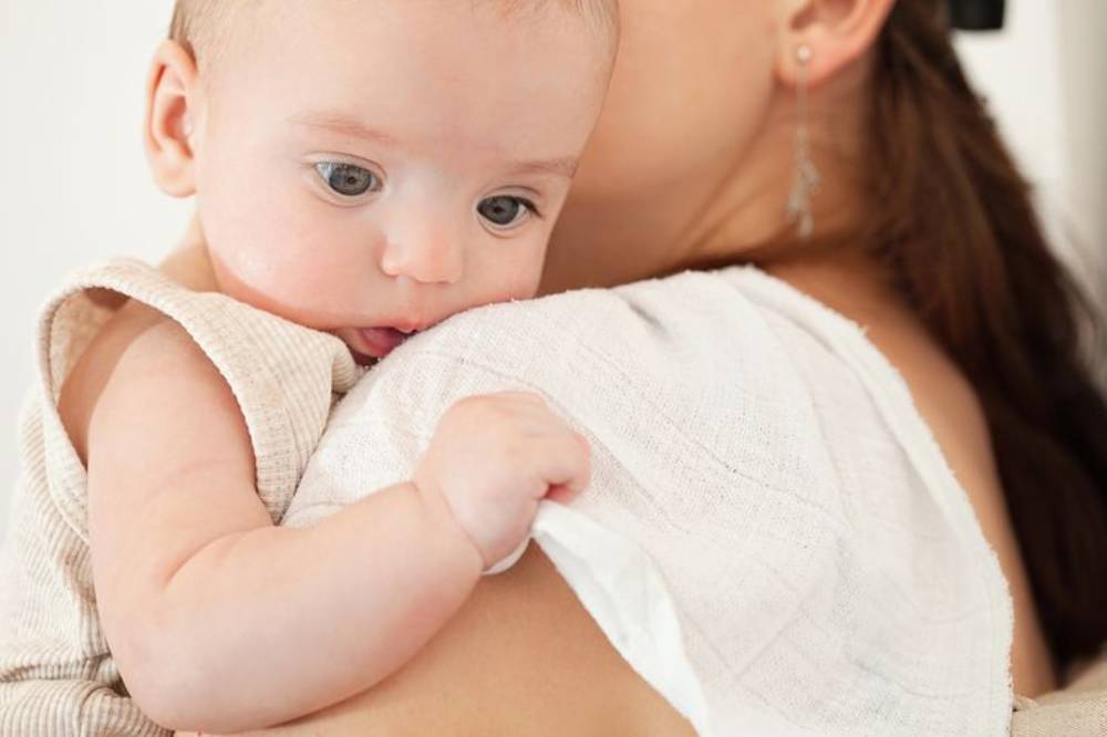 Sampai Usia Berapa Bayi Perlu Disendawakan? Ini Penjelasannya