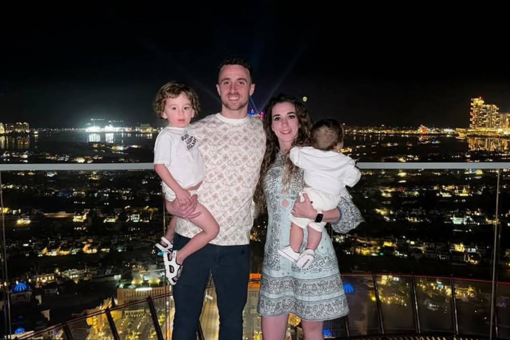 Diogo Jota bersama istri dan anaknya