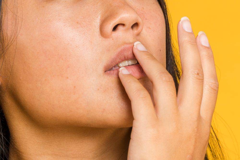 Bahaya Kupas Bibir, Ini Tips agar Bibir Lembap dan Merah Alami