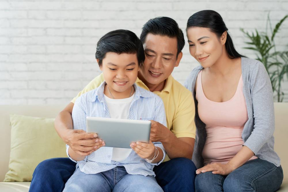 Menemani anak menonton konten edukatif