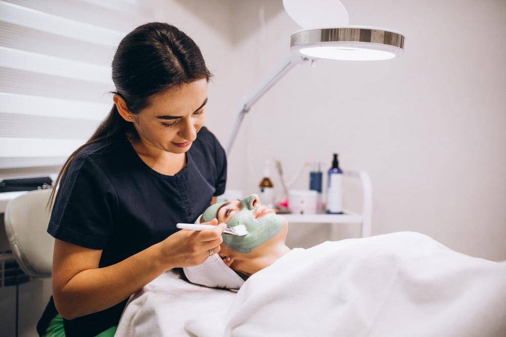 merawat diri di klinik kecantikan (freepik.com/freepik)