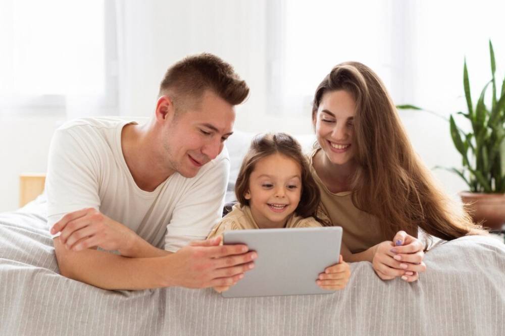 Anak dan orangtua main tablet bersama