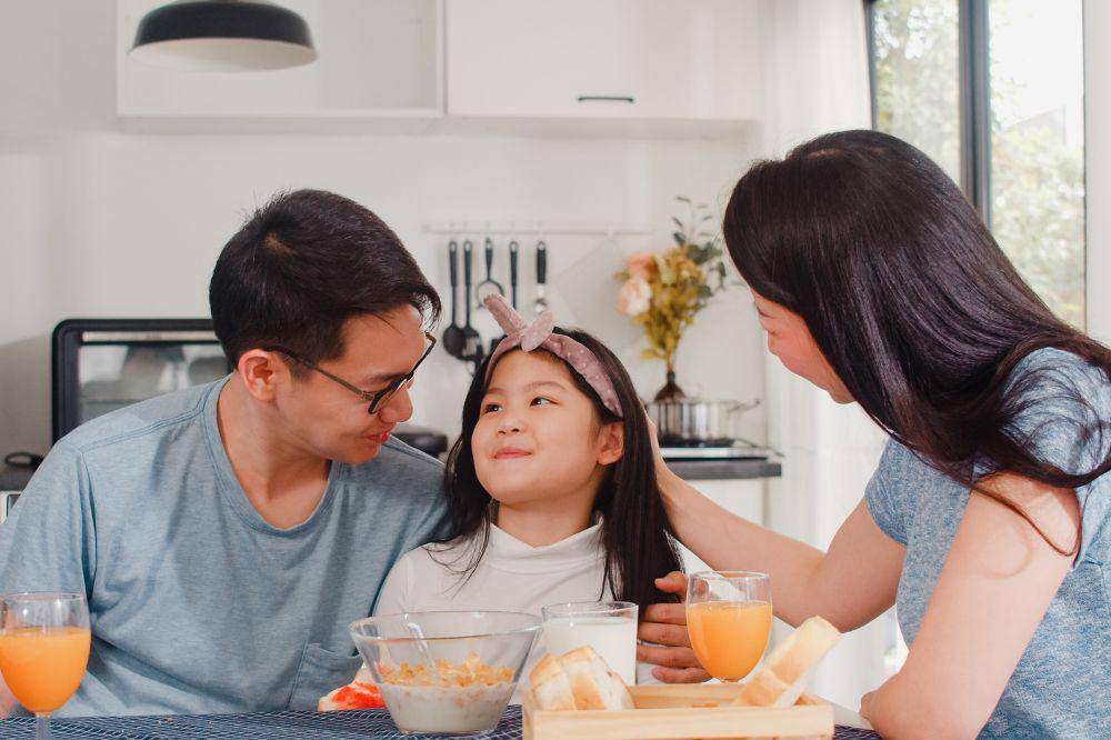 Keluarga duduk di meja makan