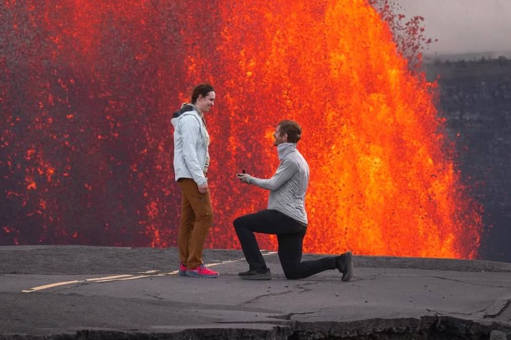 Fotografer Ini Lamar Kekasihnya di Depan Gunung Berapi Kilauea