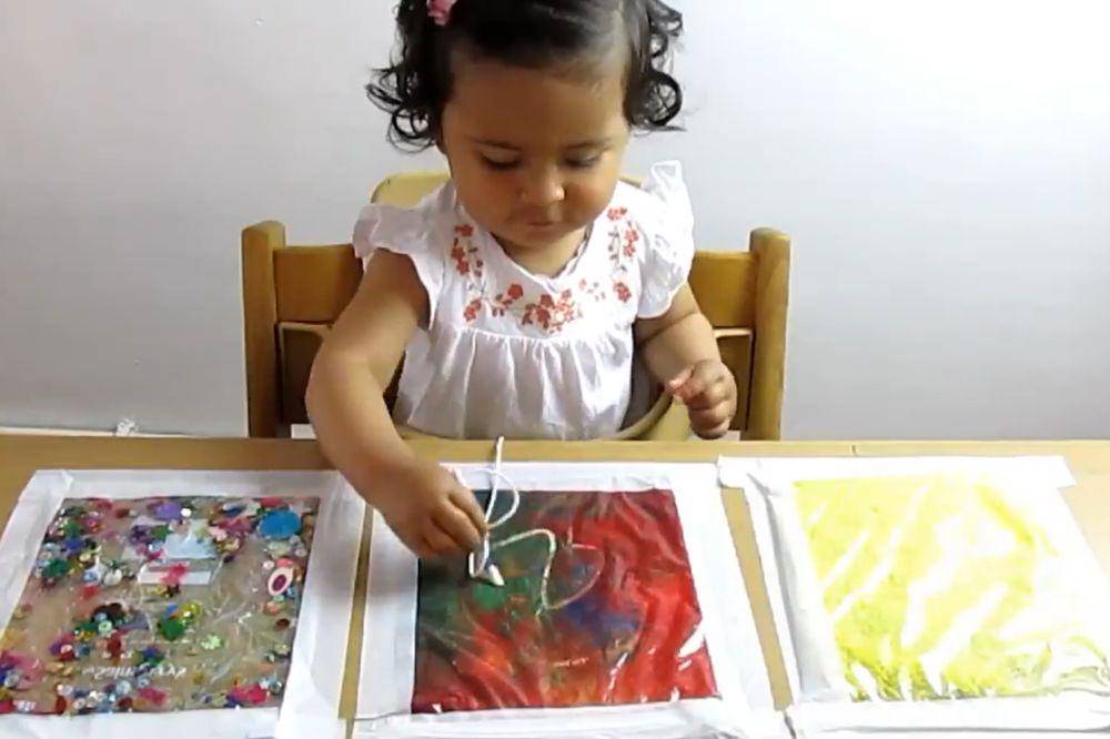 Anak bermain sensory bag