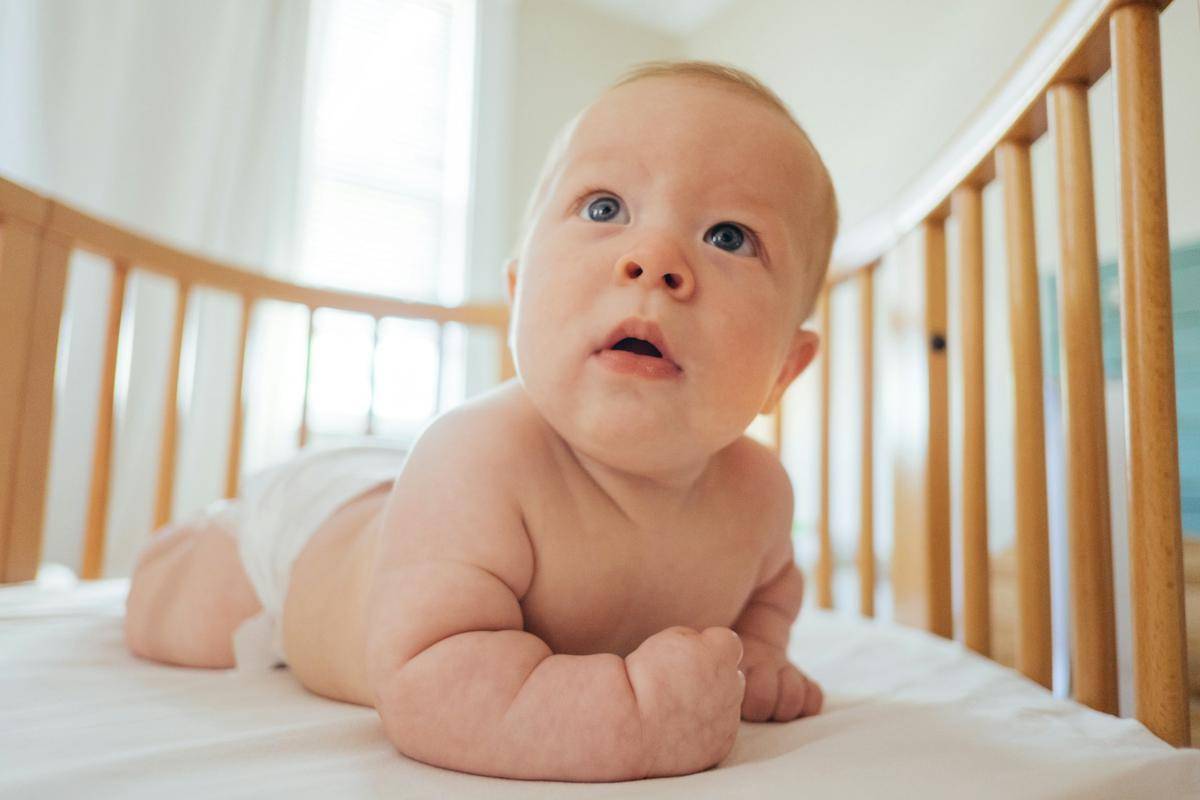 ilustrasi bayi tengkurap (unsplash.com/plhnk)