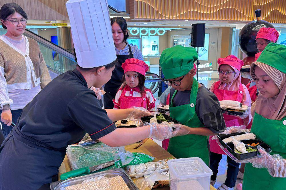 Membuat sushi di festival Nihon No Matsuri
