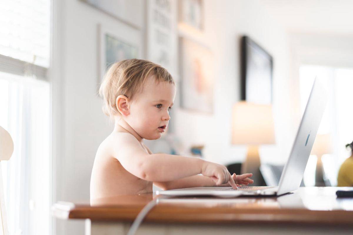 Ilustrasi bayi menggunakan laptop (pexels.com/Stephen Andrews)