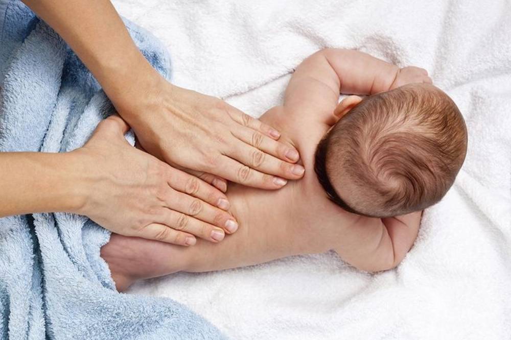 Tips menggunakan minyak telon pada bayi.png