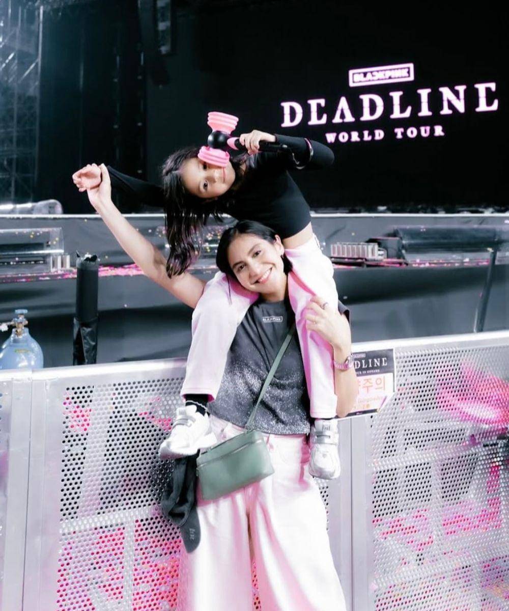 Gaya Artis Indonesia saat Nonton Konser BLACKPINK di Korea