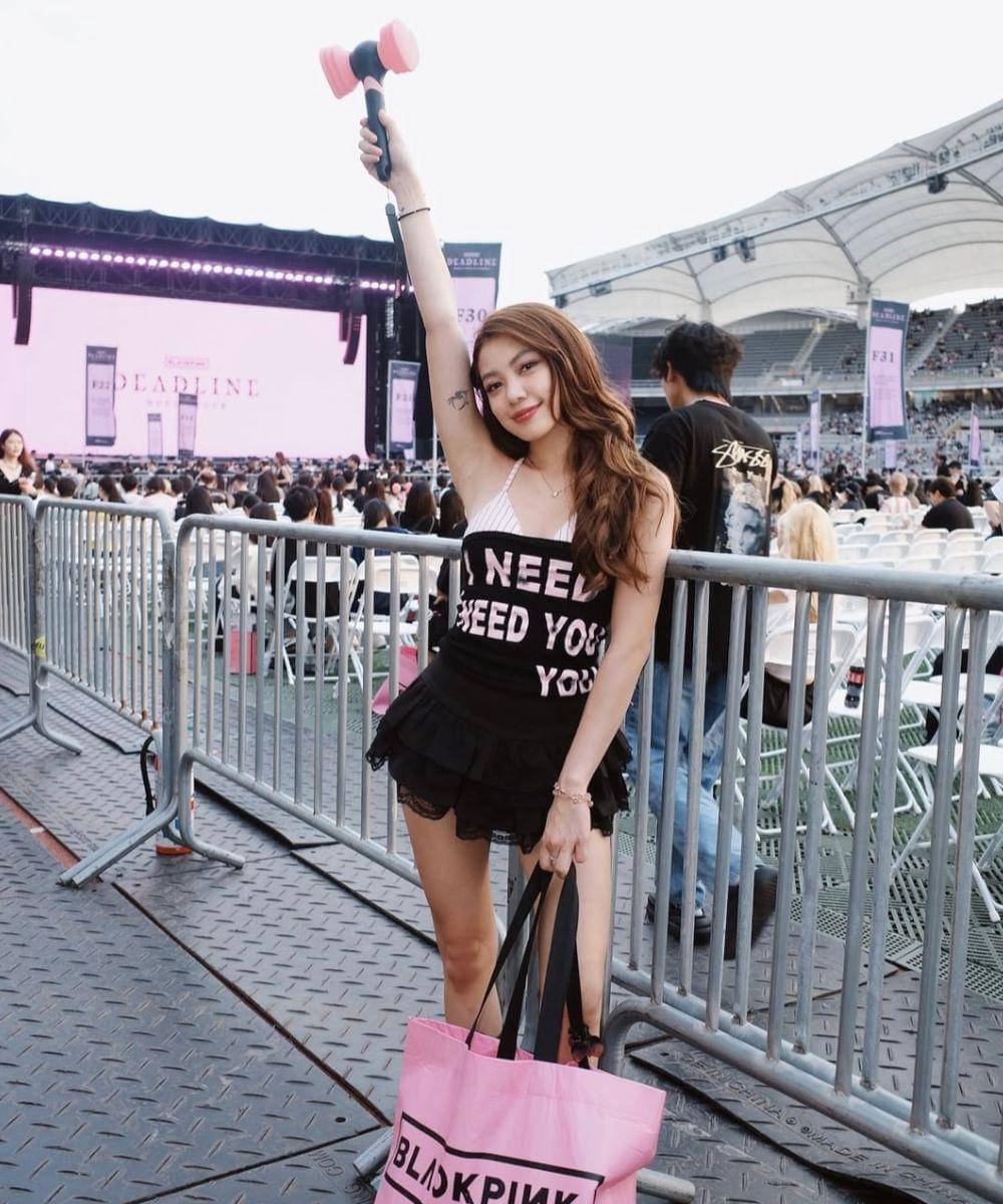 Gaya Artis Indonesia saat Nonton Konser BLACKPINK di Korea