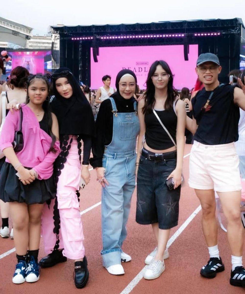 Gaya Artis Indonesia saat Nonton Konser BLACKPINK di Korea