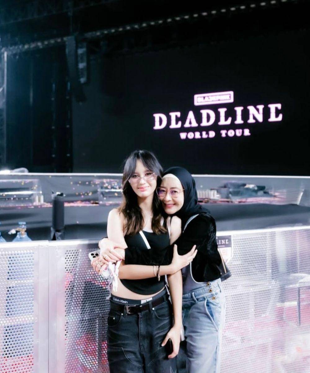 Gaya Artis Indonesia saat Nonton Konser BLACKPINK di Korea