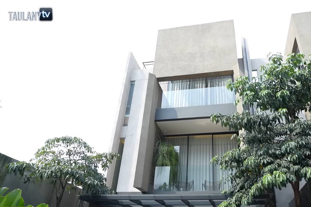 7 Foto Rumah Baru Aghniny Haque, Minimalis dan Sangat Menarik 8.png