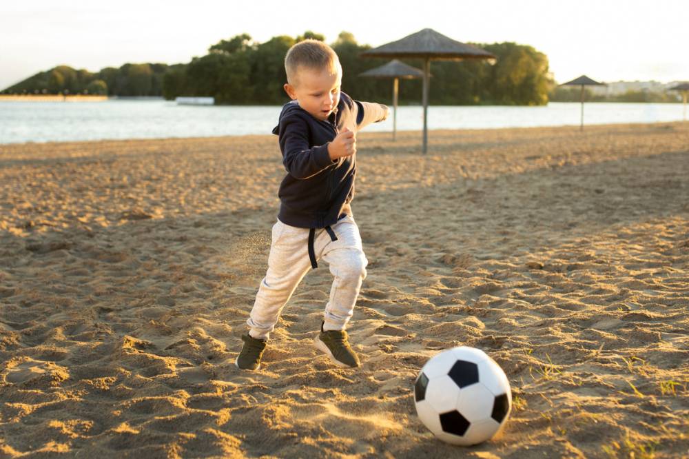 Anak menendang bola