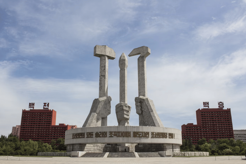 Potret Monument to Party Founding di Pyongyang, Korea Utara (unsplash.com/micha_braendli)