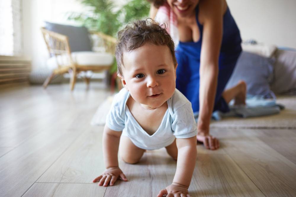 Bayi menopang badan dengan kedua tangannya