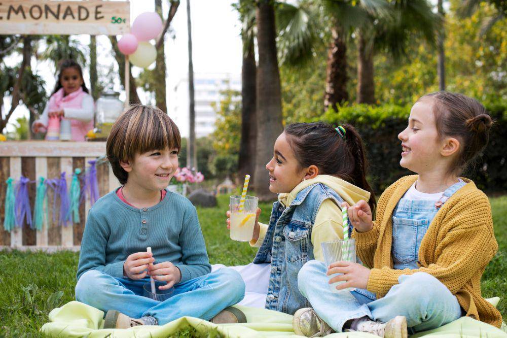 Children having lemonade stand