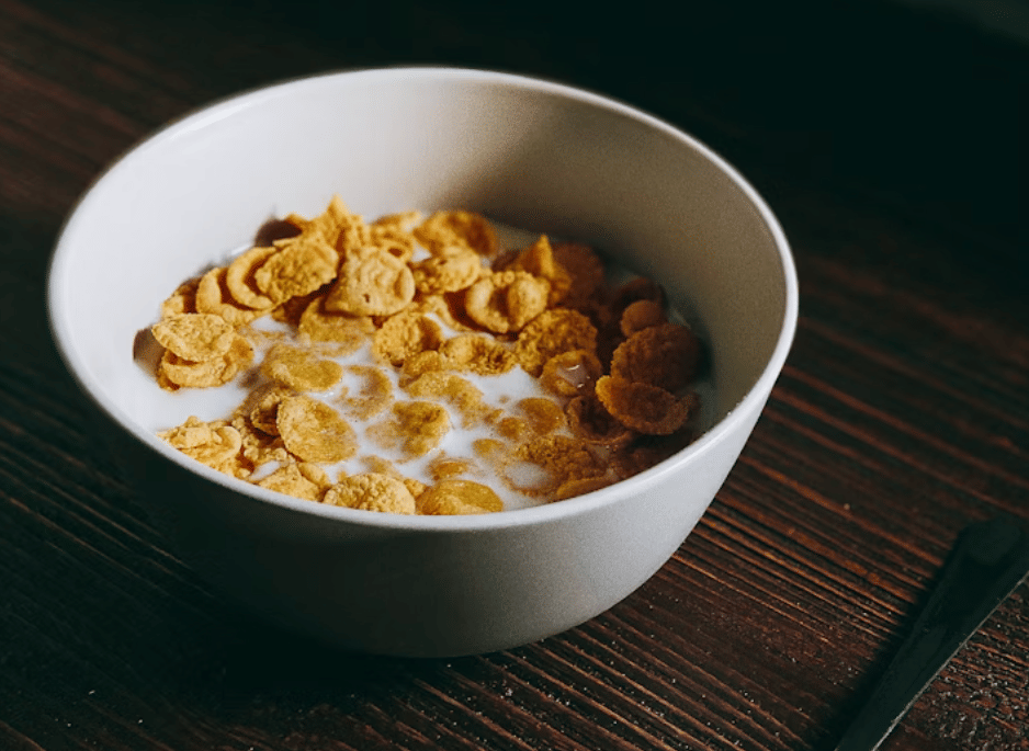 ilustrasi sereal dan susu (unsplash.com/ali shafei)