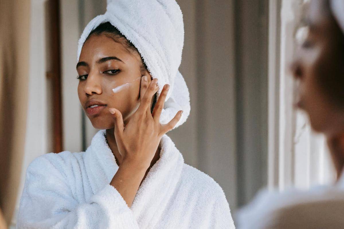 ilustrasi wanita sedang memakai produk skincare (pexels.com/Sora Shimazaki