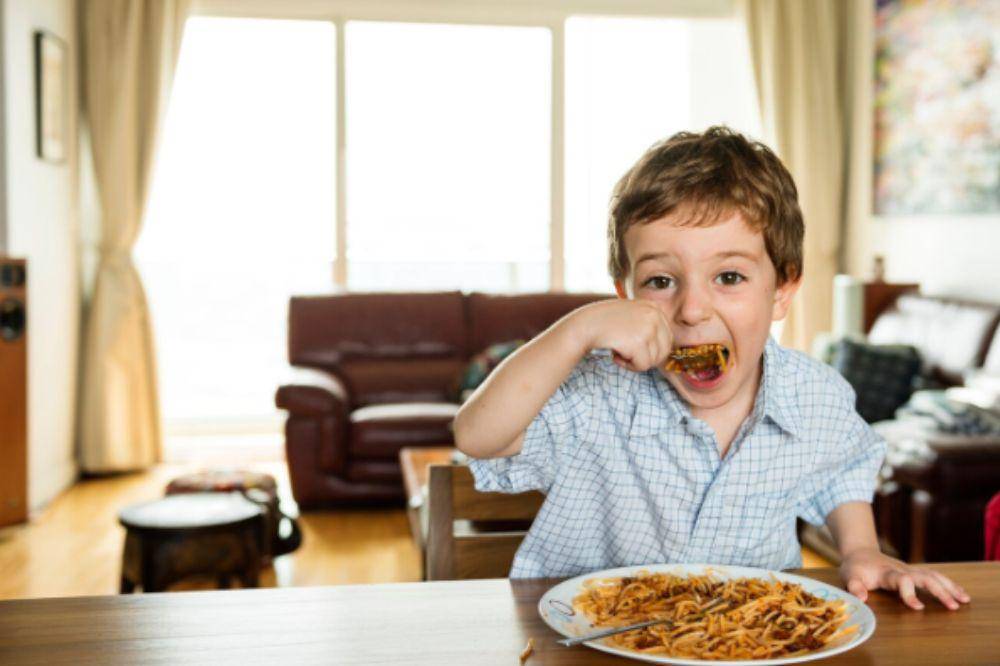 anak makan