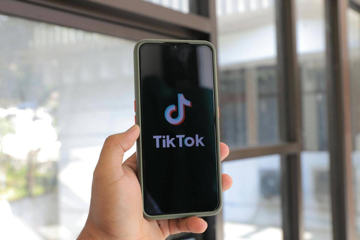 ilustrasi aplikasi TikTok di HP