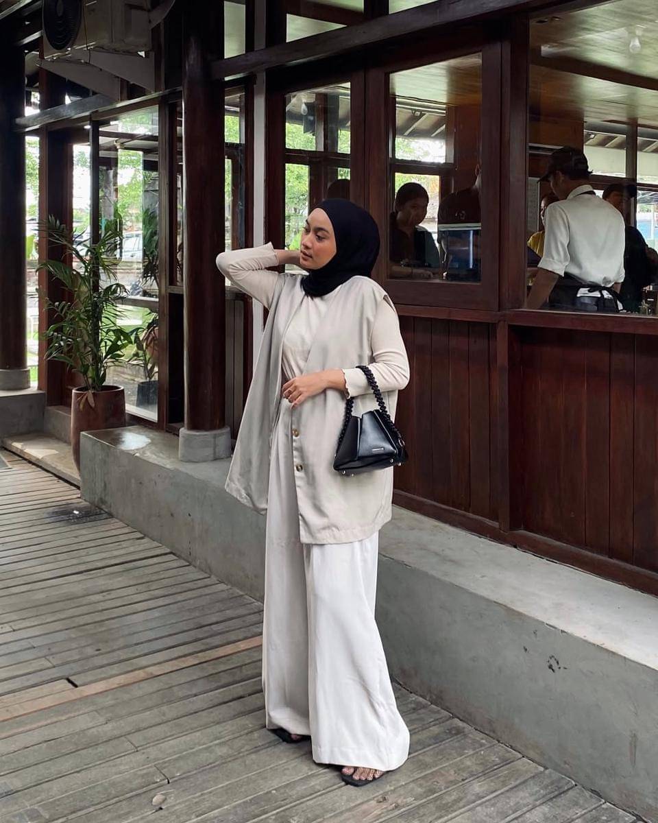 potret OOTD monokrom Alifia Diannisa