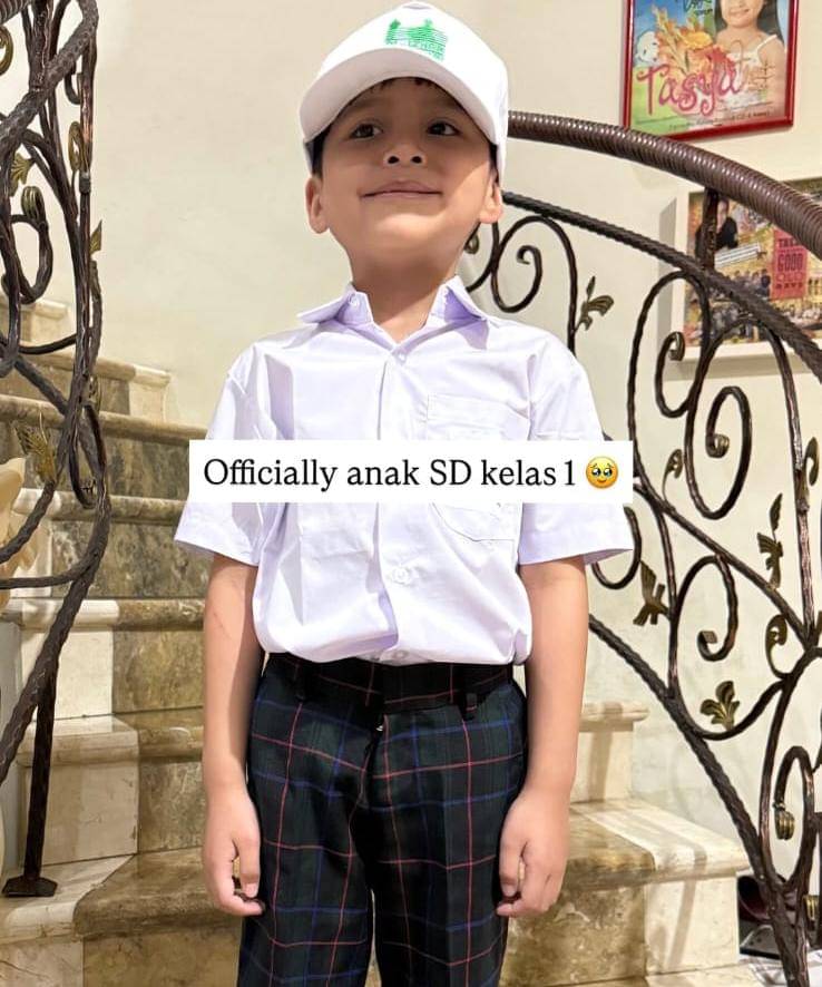Foto Artis Anter Anak Hari Pertama Sekolah 1.jpg
