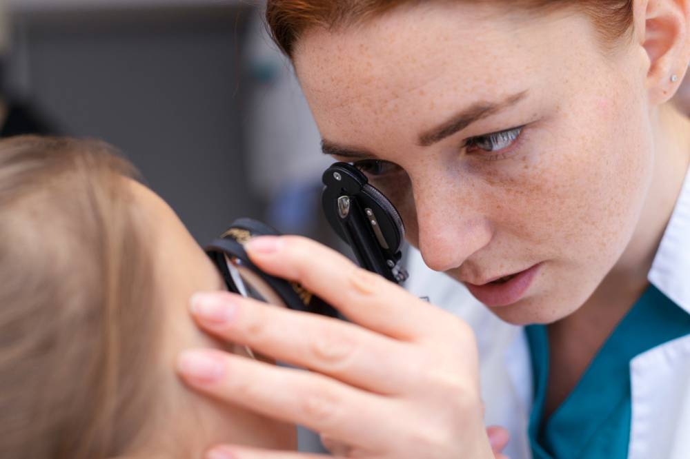 Dokter memeriksa mata anak
