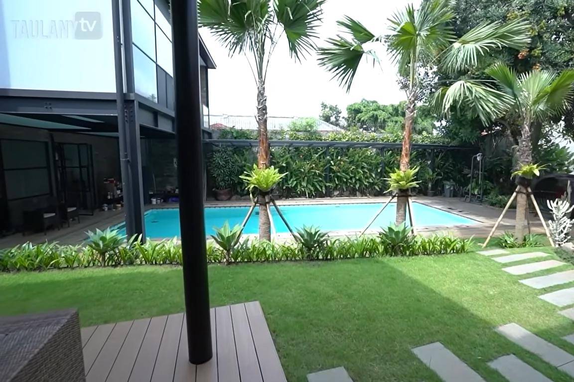 Foto Kolam Renang Maia Estianty