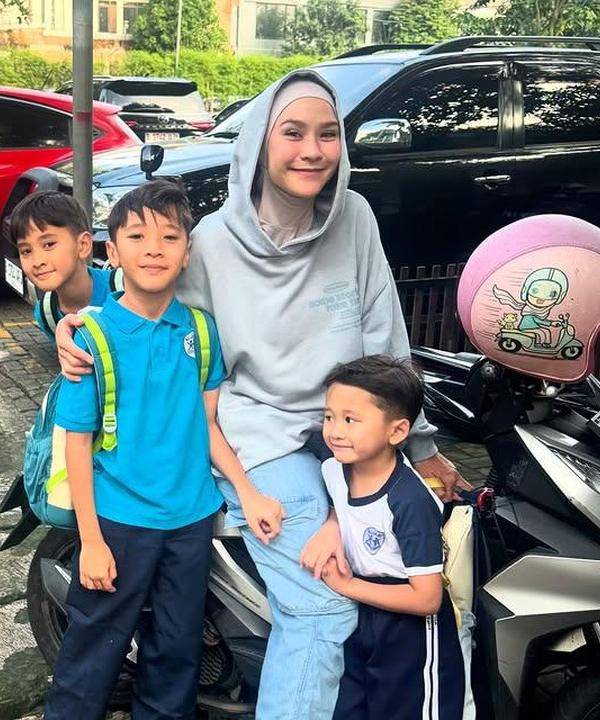 Foto Artis Anter Anak Hari Pertama Sekolah 3.jpg