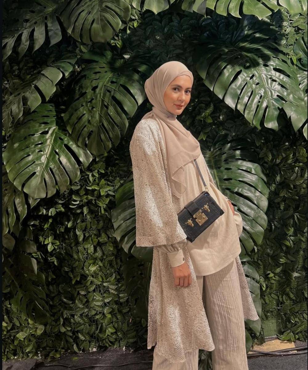 Inspirasi Outfit Earth Tone ala Paula Verhoeven (6).jpg