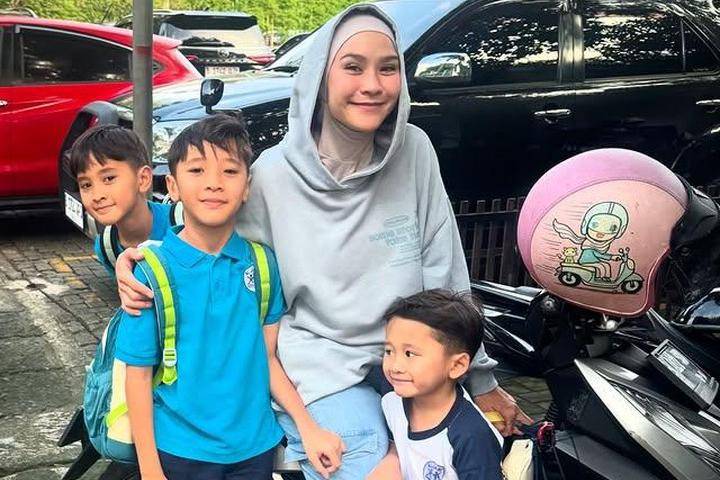 Kumpulan Fashion Artis Antar Anak Sekolah di Hari Pertama, Tetap Rapi!