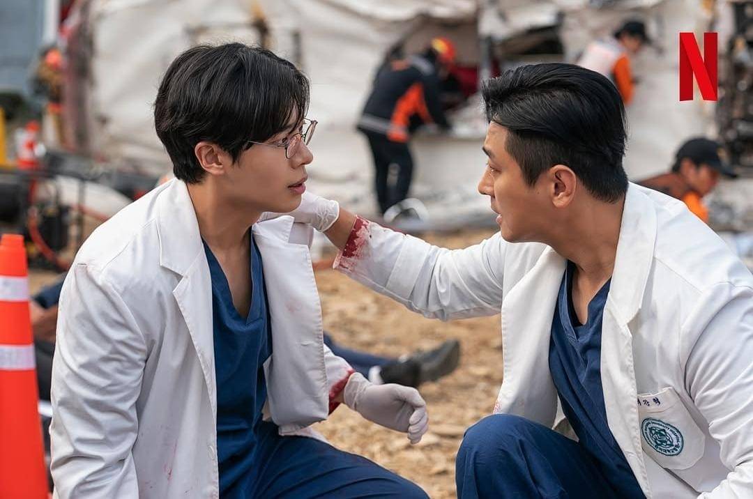 Choo Young Woo dan Joo Ji Hoon di drama The Trauma Code: Heroes on Call (instagram.com/netflixkr)