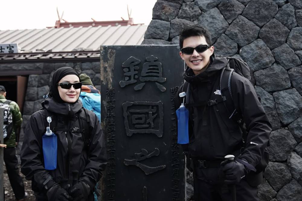 Naik Gunung Fuji, Cara Rey Mbayang dan Dinda Hauw Rayakan Anniversary 1.png