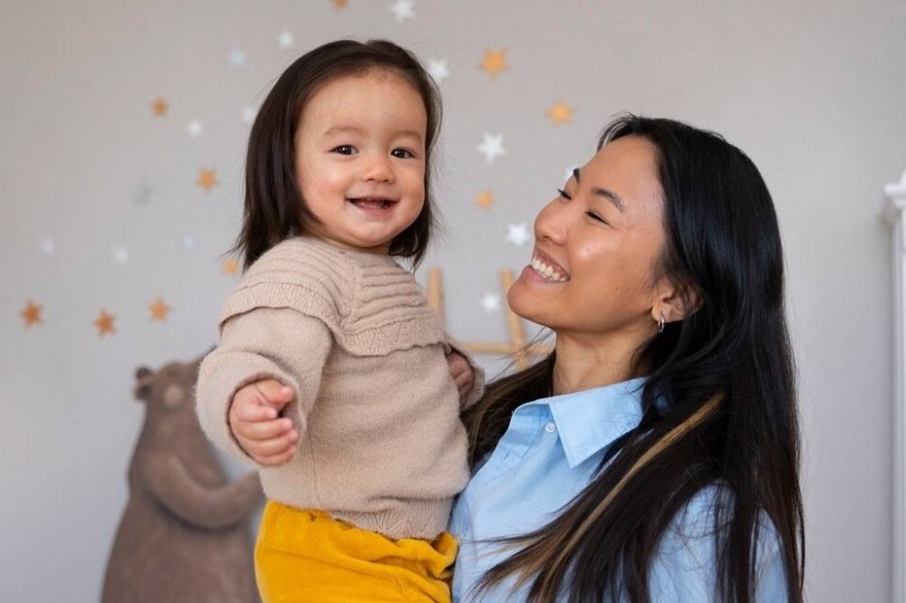 Ibu menggendong anak perempuannya