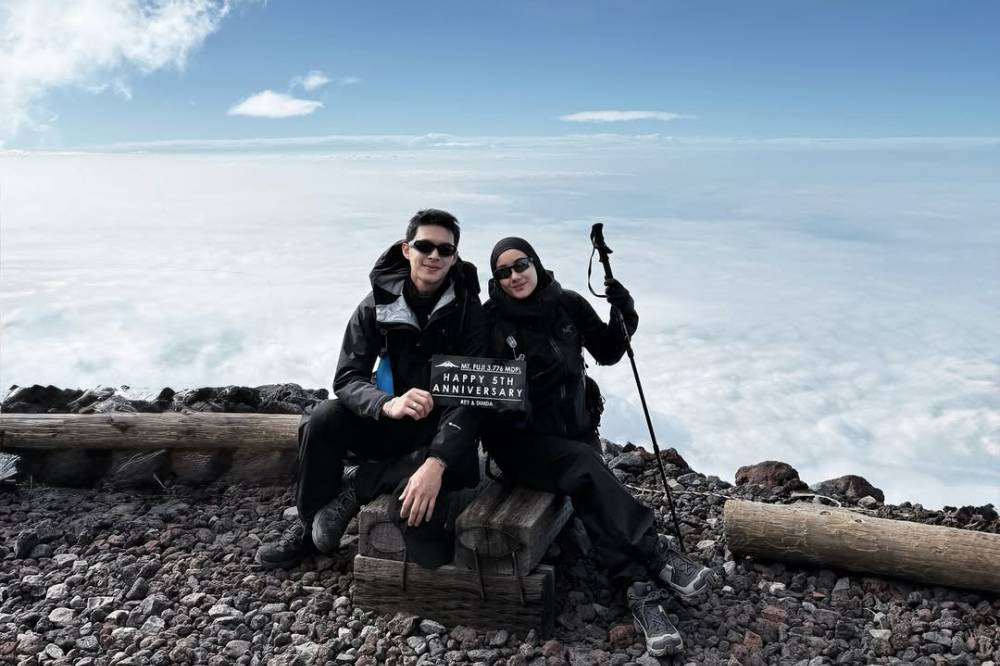 Naik Gunung Fuji, Cara Rey Mbayang dan Dinda Hauw Rayakan Anniversary 4.png