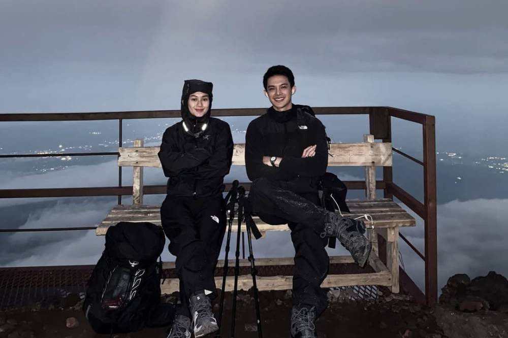 Naik Gunung Fuji, Cara Rey Mbayang dan Dinda Hauw Rayakan Anniversary 2.png