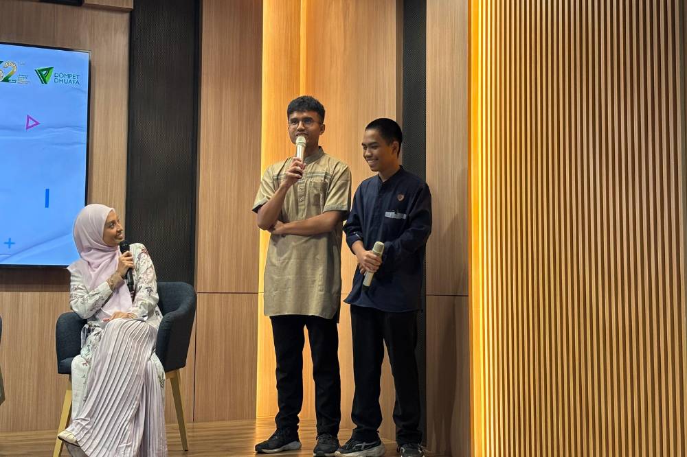 Penerima manfaat beasiswa Dompet Dhuafa