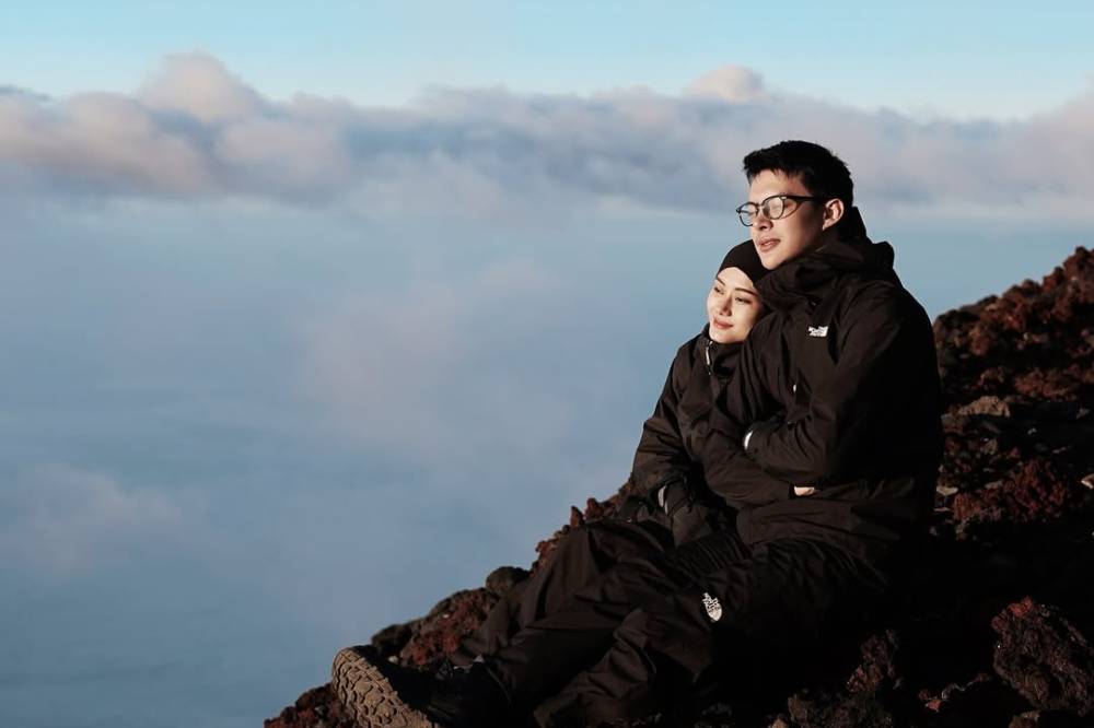 Naik Gunung Fuji, Cara Rey Mbayang dan Dinda Hauw Rayakan Anniversary.png
