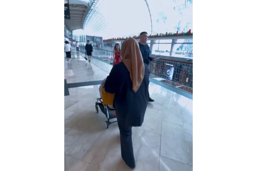 Foto Kedekatan Anak Syahrini dengan Neneknya - 5.png