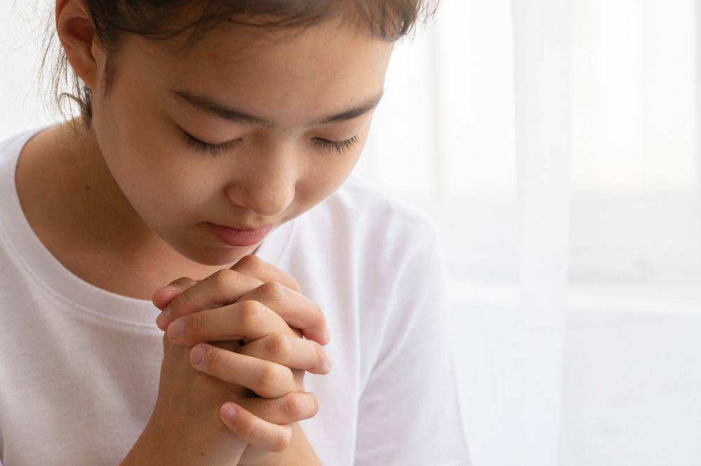 Young girl praying
