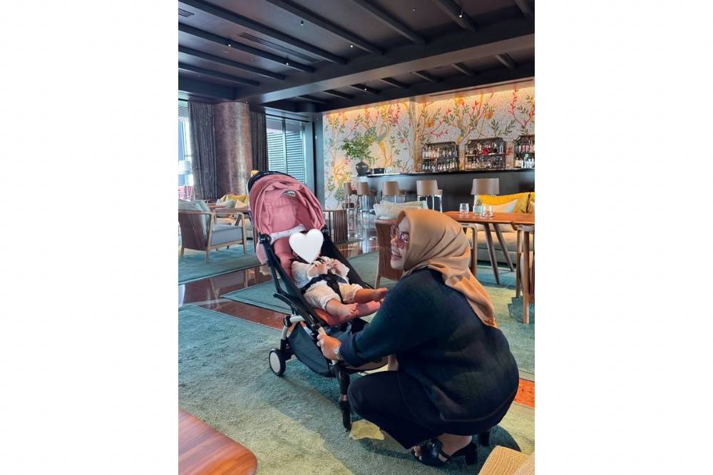 Foto Kedekatan Anak Syahrini dengan Neneknya - 4.png