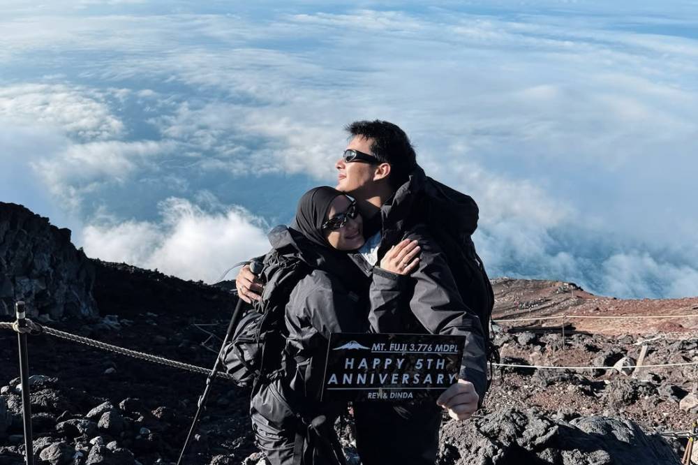 Naik Gunung Fuji, Cara Rey Mbayang dan Dinda Hauw Rayakan Anniversary 3.png