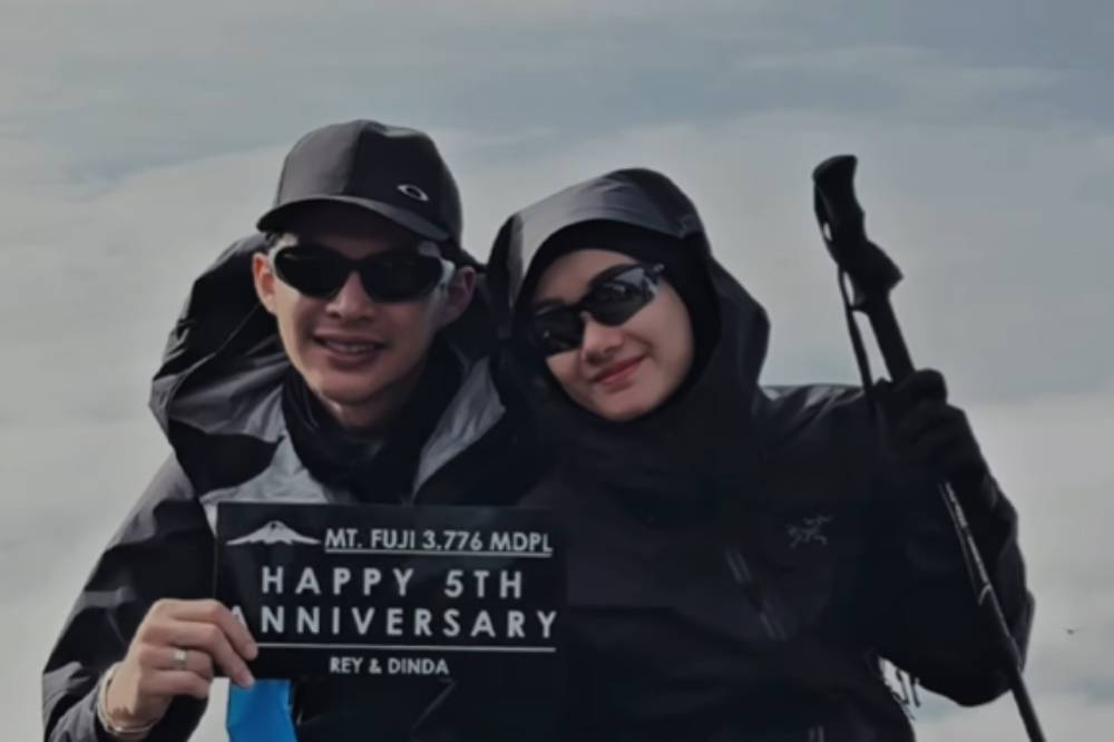 Naik Gunung Fuji, Cara Rey Mbayang dan Dinda Hauw Rayakan Anniversary 5.png